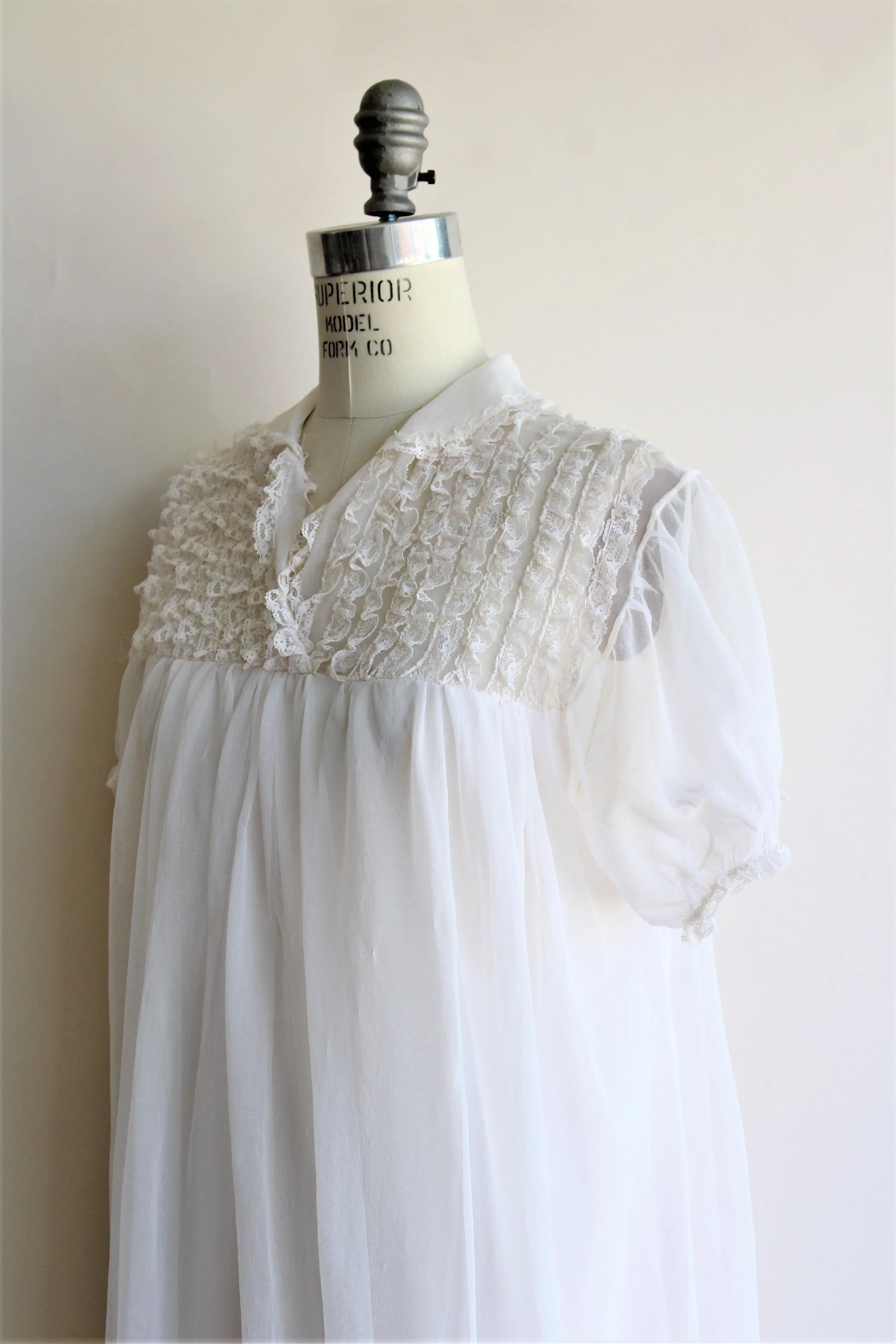 Vintage 1960s White Babydoll Nightie with Lace Trim