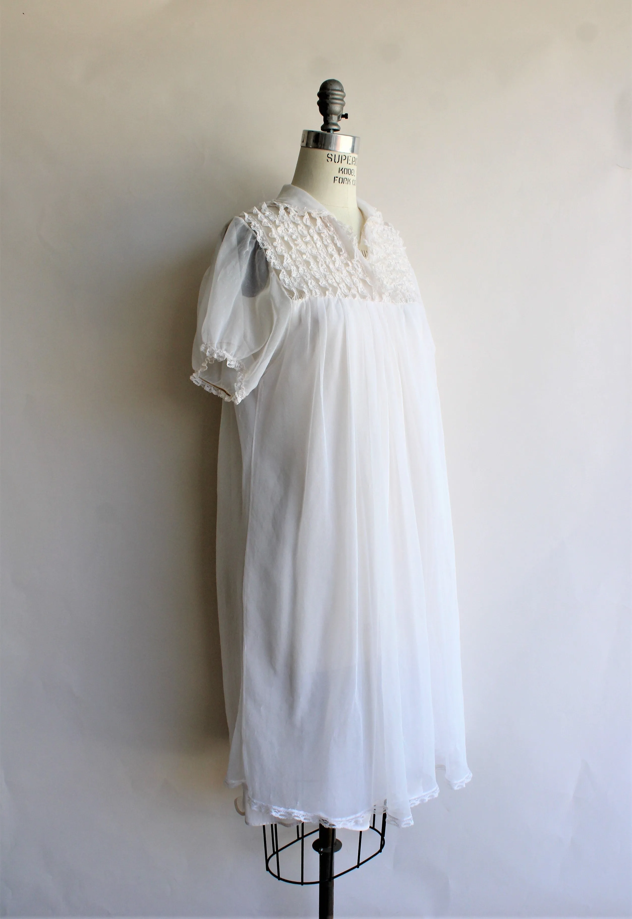 Vintage 1960s White Babydoll Nightie with Lace Trim