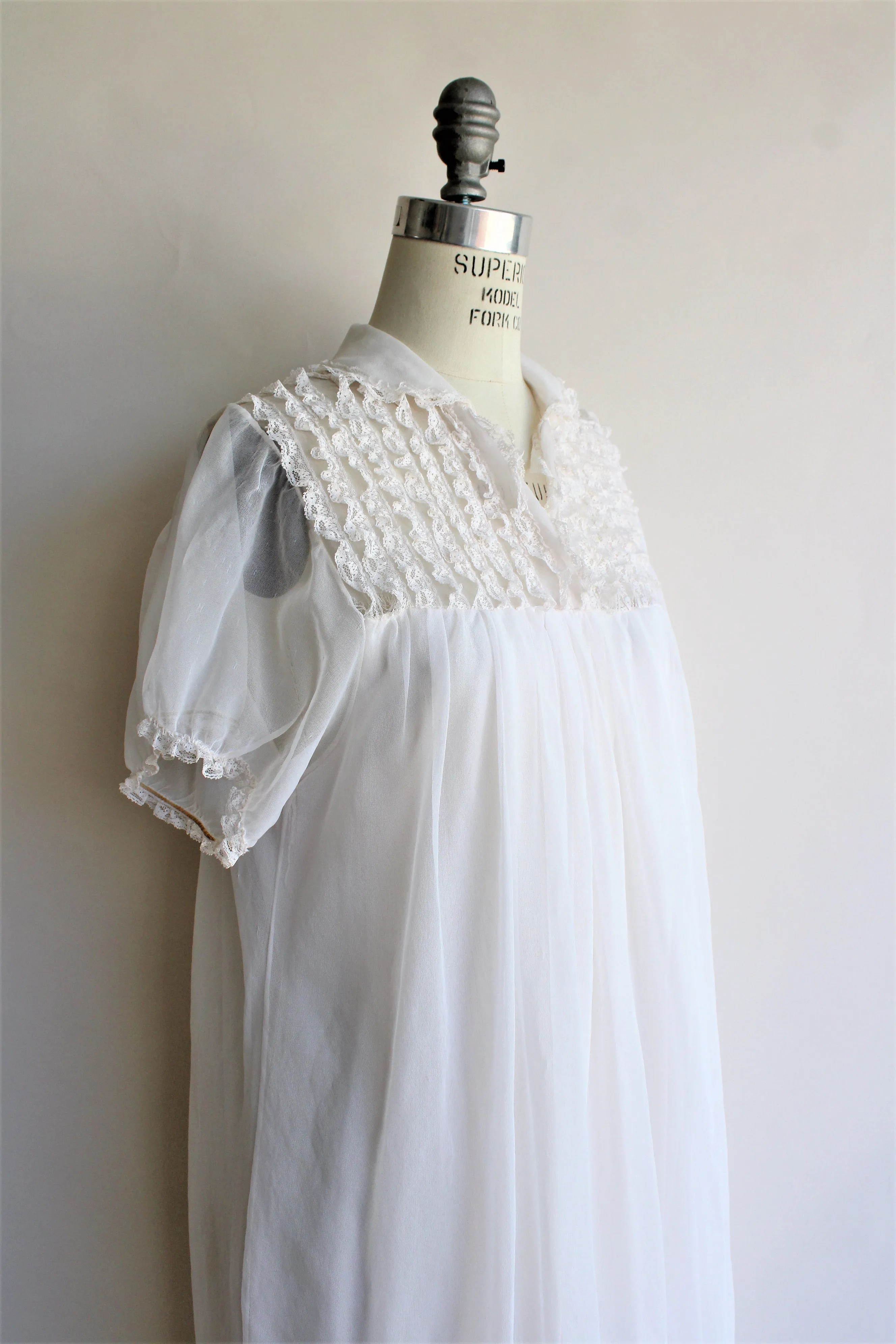 Vintage 1960s White Babydoll Nightie with Lace Trim