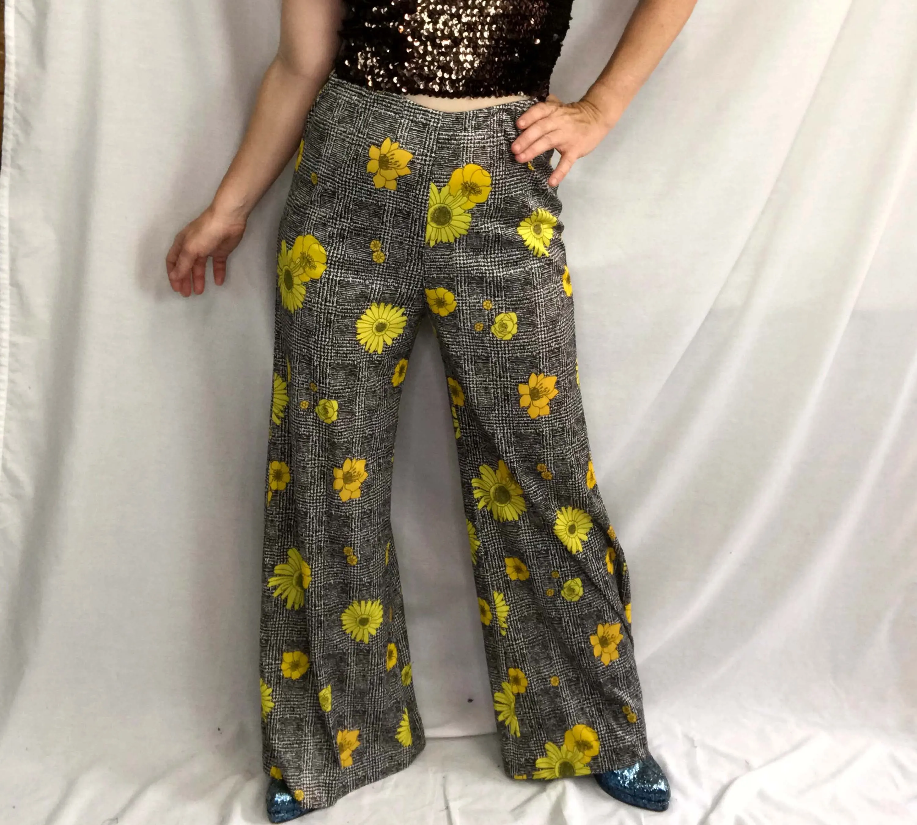 Vintage 60s 70s | Flower Power Groovy High Waisted Boho Hippie Bell Bottoms | M