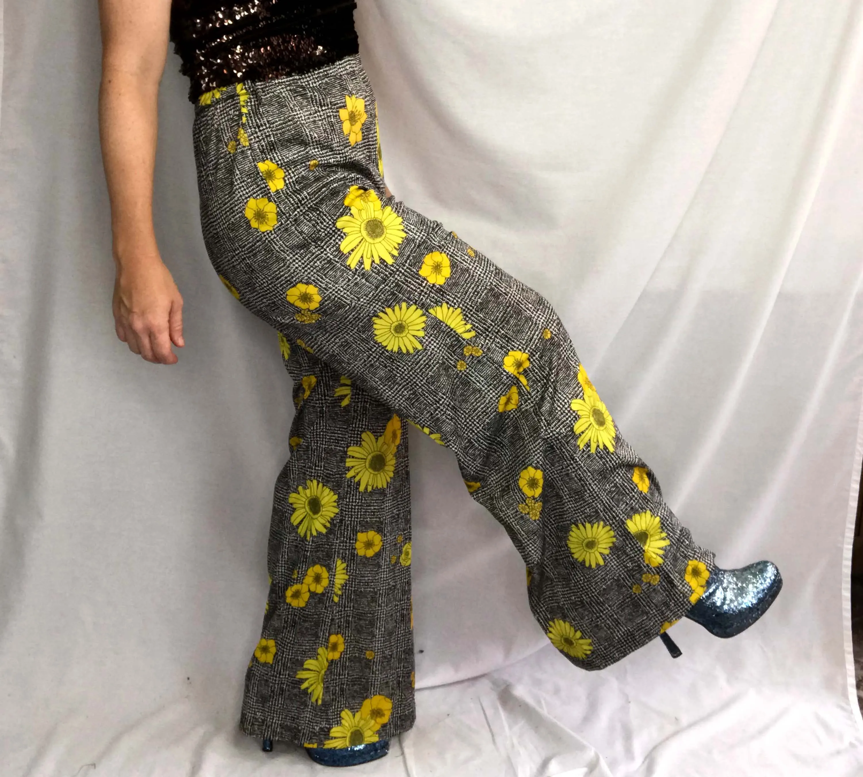 Vintage 60s 70s | Flower Power Groovy High Waisted Boho Hippie Bell Bottoms | M